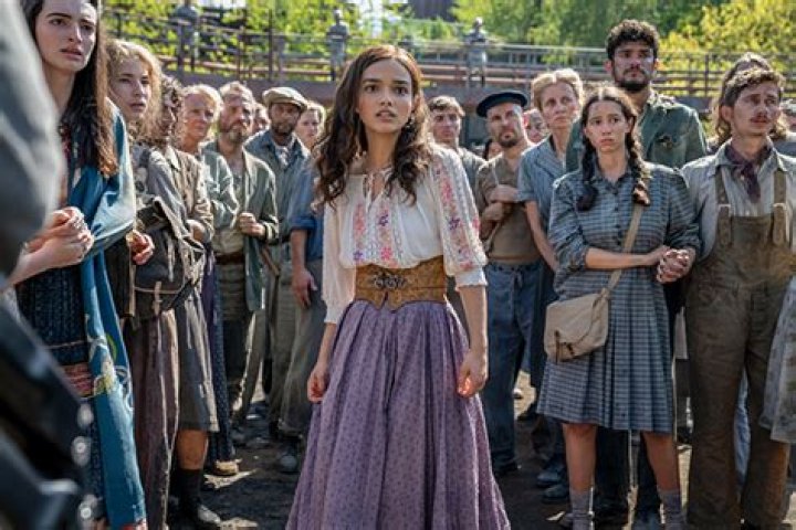 What Happens to Lucy Gray at the End of Ballad of Songbirds & Snakes Hollywood Life |
